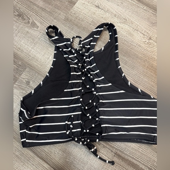 Old Navy Black and White Tie Front Crop Bikini Top - Picture 2 of 3